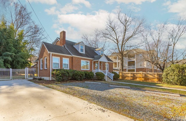 Peaceful: Steps to UNCG, Close to Coliseum, Koury, Cone, Aquatic Center Downtown