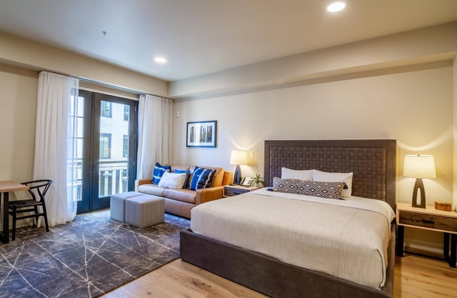 Peaceful Studio Condo in The Village