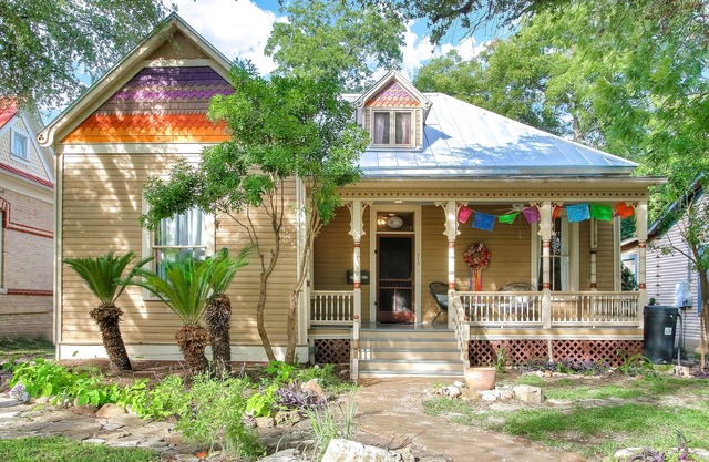 Peaceful & sunlit Historic King William retreat with large yard & community pool