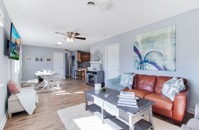 Peaceful Sunshine Cottage walk to waterfront family friendly
