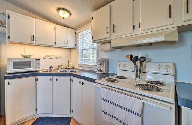 Peaceful Supply House ~ 2 Mi to Holden Beach!