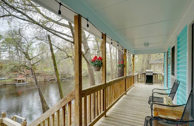 Peaceful Treetop Hideaway w/ Riverfront Views
