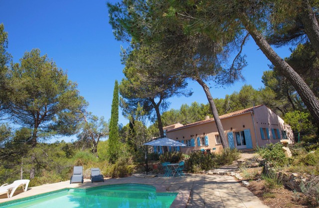 Peaceful villa, large quiet plot with swimming pool