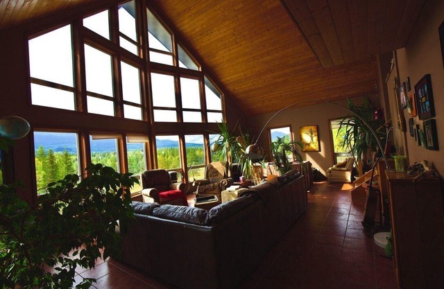 Peaceful w/Mountain Views. Walking trail to River beach.Nature and hobby farm