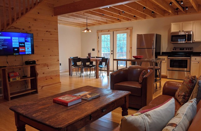 Peacefull, private Cabin! 140 acres,mile of river trails! 10 minutes to Rt.151!