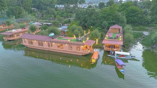 Peacock Houseboats