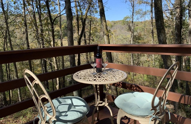 Pecan Valley Cabin - Romantic Getaway in Woods with Hot Tub