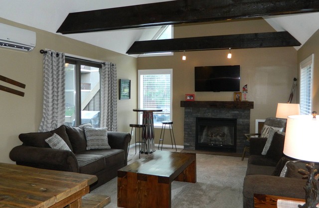 Peek'N'Peak Condo, great location, sleeps 10