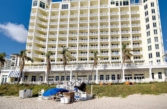 Pelican Grand-Right on ocean! 2 Queen Beds - Best unit in the Resort !!