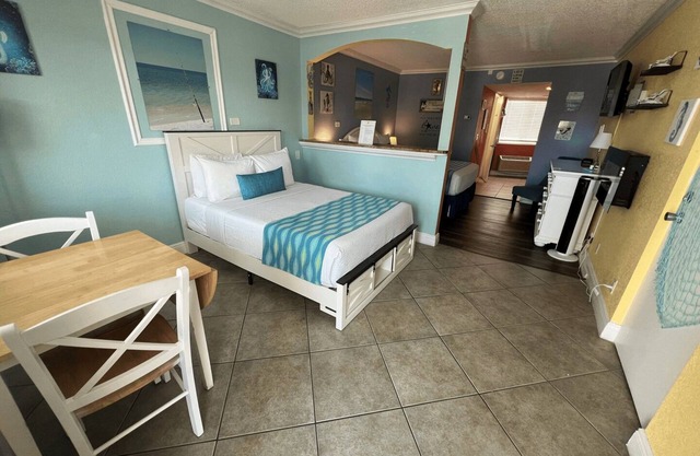 Pelican Pointe 414:Walk to Beach~Pool~Free Parking
