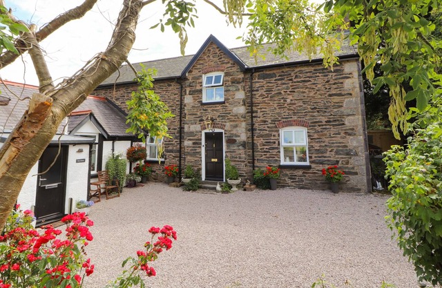 PEN Y BONT, pet friendly, with open fire in Llanfair Talhaiarn