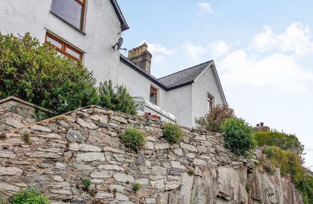 PEN Y GRAIG, pet friendly, character holiday cottage in Talysarn