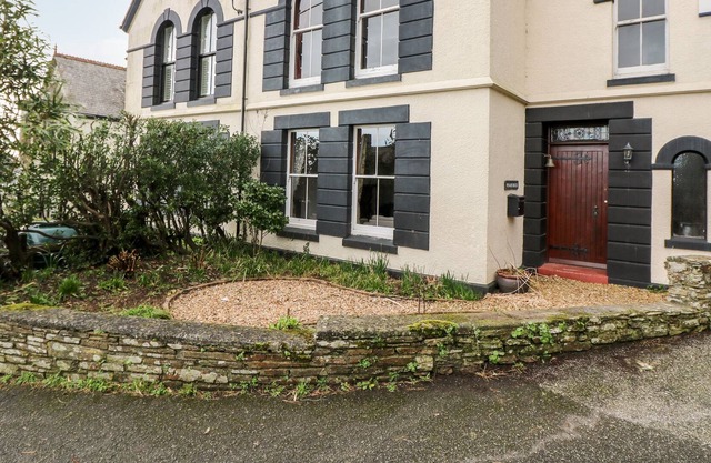 PENARE HOUSE, pet friendly, country holiday cottage in Mevagissey