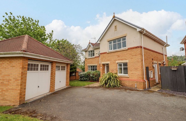 PENCRAIG, family friendly, character holiday cottage in Rhos-On-Sea