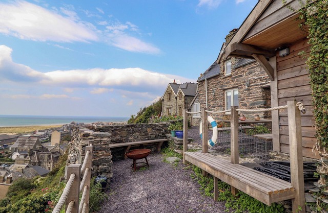 PENGARREG, pet friendly, character holiday cottage in Barmouth