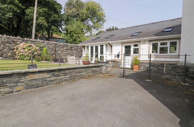PENGWERN BACH, pet friendly, luxury holiday cottage in Llanrwst