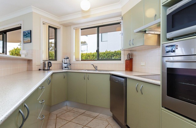 Peninsula Waters, 2/2-4 Soldiers Point Road - three bedroom unit, spacious private courtyard & WIFI