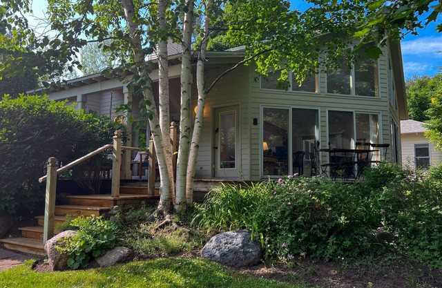 Pennsylvania Avenue Place - Large cottage close to town! A/C + WIFI