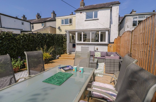 PENRALLT, pet friendly, character holiday cottage in Cemaes Bay