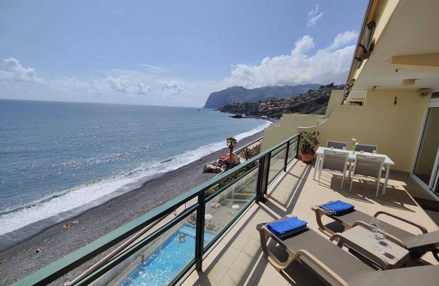 Penthouse apartment by the beach with amazing ocean and mountain view