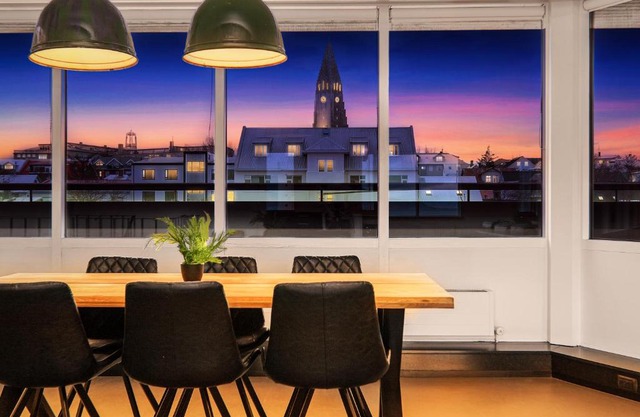 Penthouse apt on the shopping street-Free parking