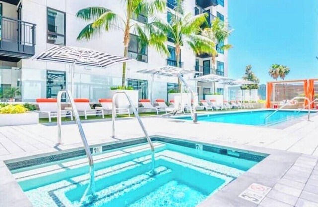 Penthouse + Balcony + Pool view. Welcome Champagne! Hollywood Sign! Free to park