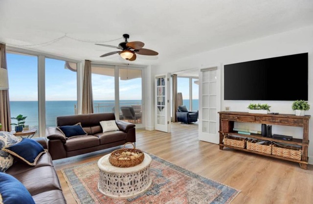 Penthouse Oceanfront Luxury condo, French doors, big views, sunrise and sunset