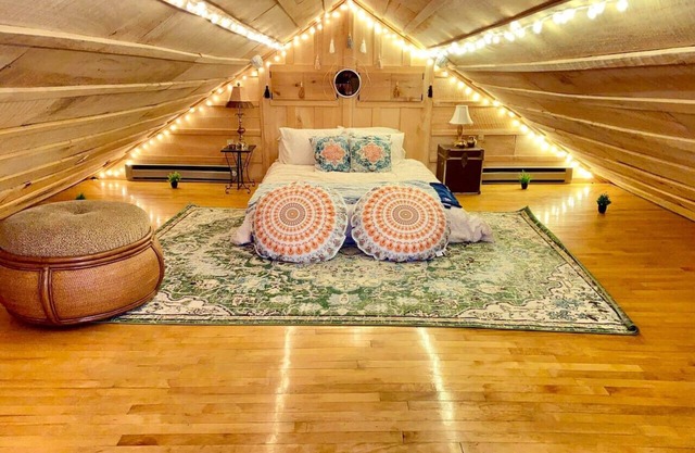 Penthouse w/Boho Loft, Jacuzzi, + Balcony -3 bdrm