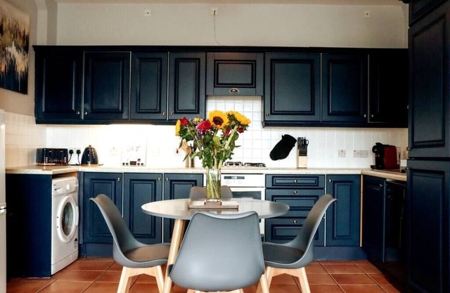 Penthouse with River Views: 2BD Derry Heritage Gem