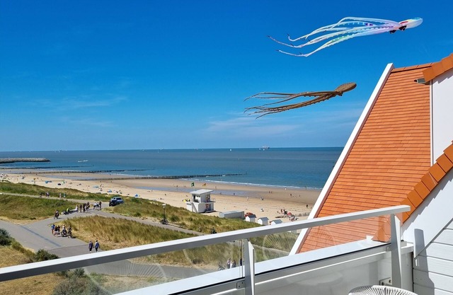 Penthouse "Windkracht 10 " at the beach of Cadzand with indoor pool!