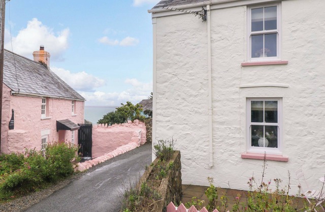 PENTWYN, pet friendly, character holiday cottage in Solva
