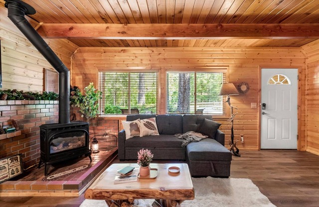 Perch - Antler House: Charming Cabin w/Covered Hot Tub & Firepit!