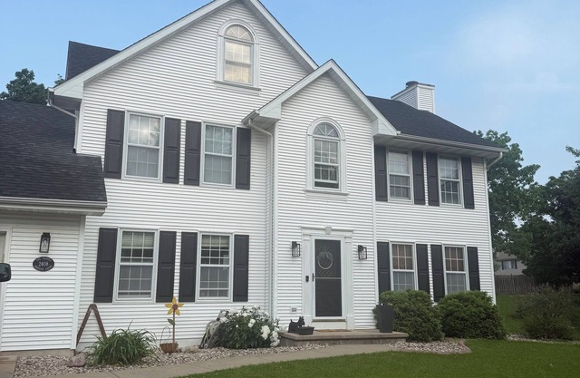 Perfect Airventure 4 bedroom home in welcoming Oshkosh with WiFi, AC