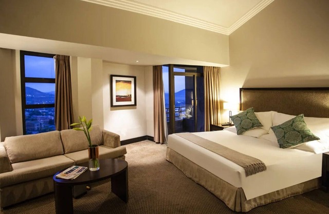 Perfect Base for Exploring the City! City View, Outdoor Pool and FREE Parking!