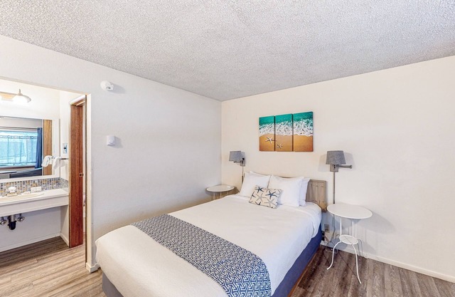 Perfect beach room with fast WiFI - walk to Old Town shops & eateries