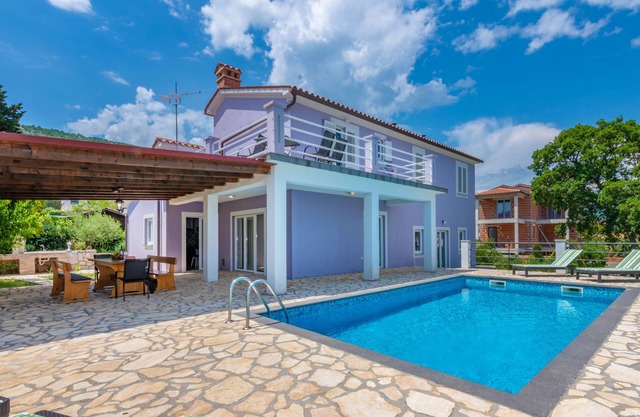 Perfect beach vacation with private pool and sea view