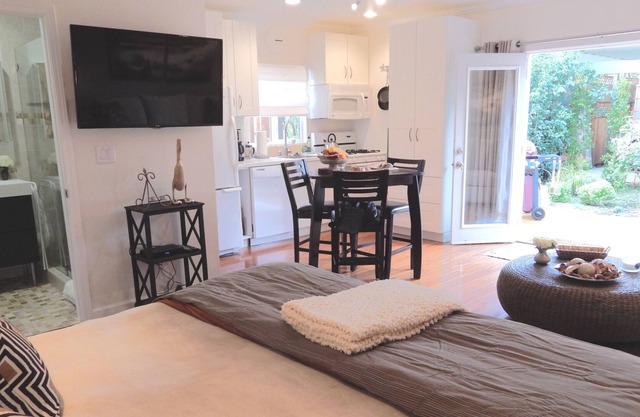 Perfect Cottage w/private garden & garage in Sherman Oaks area