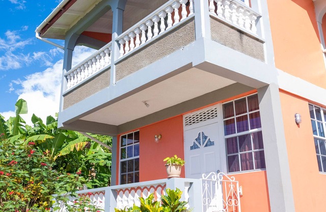 Perfect family home w/parking - 10 minutes from Roseau