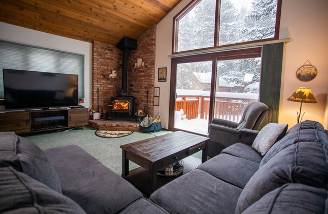 Perfect Family Townhome! Cozy w/Vaulted Ceilings & WIFI