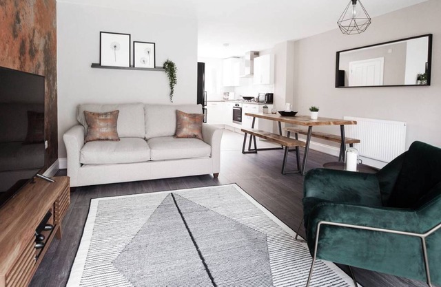 PERFECT FOR CONTRACTORS! - NEXT TO BIRMINGHAM CITY CENTRE - EXQUISITELY BUILT 3-