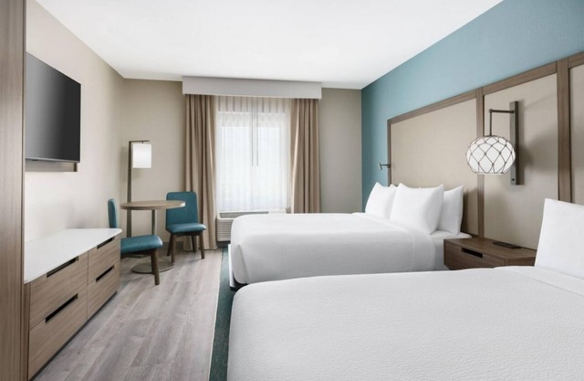 Perfect for Family and Friends! Relaxing Rooms, Outdoor Pool, FREE Breakfast