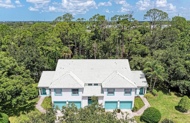 Perfect for Snowbirds & Relocators – 2BR Condo w/Garage in Sunny Bradenton!