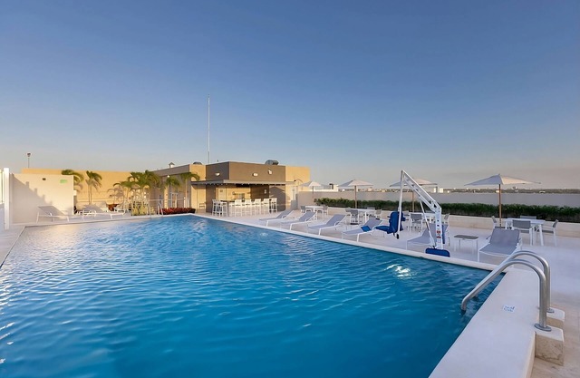 Perfect For The Whole Family! 2 Relaxing Units, Free Parking & Breakfast, Pool