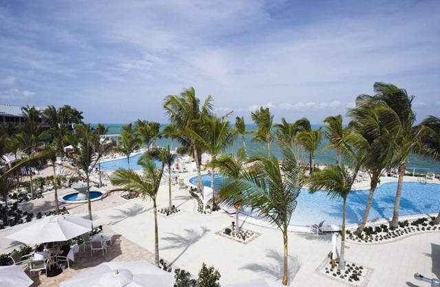 Perfect Getaway! 2 Spacious Units, Free Parking, Restaurants, Pools, Waterslides