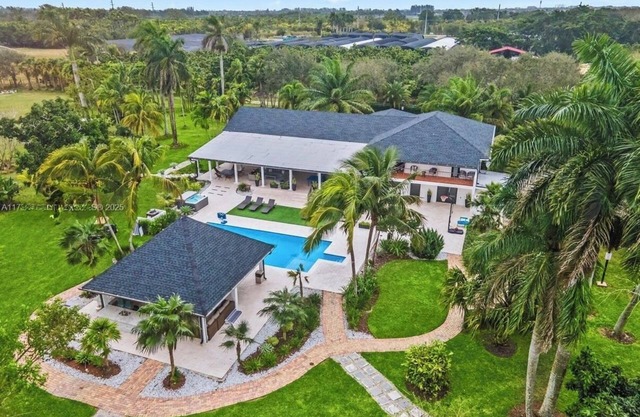 Perfect getaway for Thanksgiving weekend, home with full kitchen