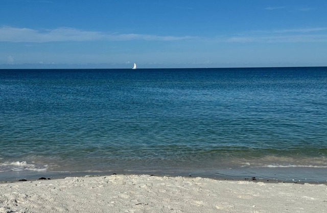 Perfect Getaway! Naples, Walk To Vanderbilt Beach - Immaculate!