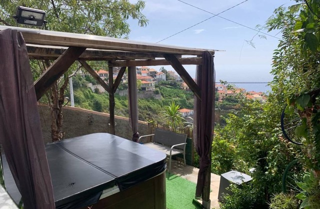 Perfect House with Jacuzzi in Funchal with SeaView