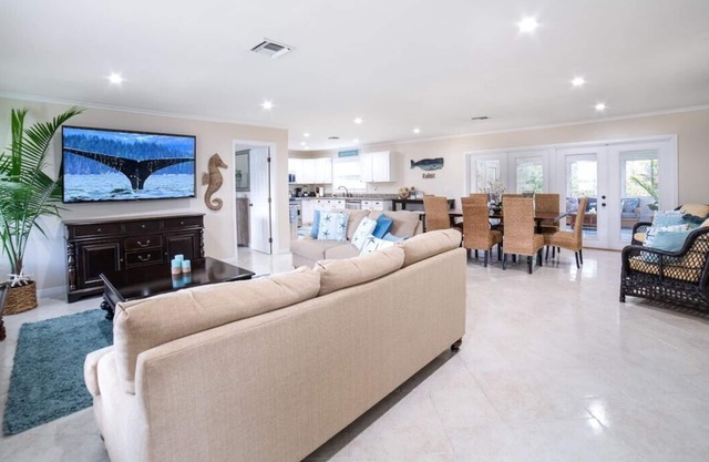Perfect Island Retreat! - Steps to beach- Hot Tub!