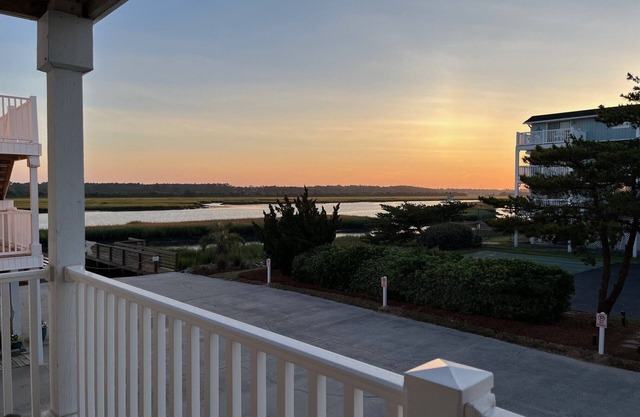 Perfect Island Getaway: 2-Bedroom Condo at Channelside Landing