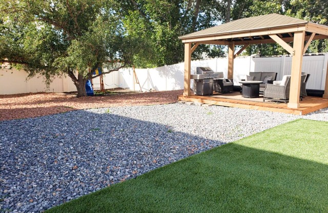 Perfect Location+4bd+Fully Fenced Yard+Gazebo+Hot Tub+Views!